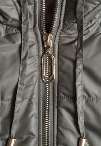 Born2be - Zielona Kamizelka z Nieodpinanym Kapturem i Geometrycznym Pikowaniem Kalousa. Okazja: na co dzień. Kolor: zielony. Materiał: jeans, dresówka. Długość rękawa: długi rękaw. Wzór: geometria. Styl: casual, klasyczny #3