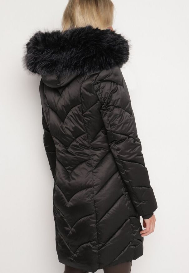 Born2be - Czarna Kurtka Pikowana z Kapturem z Futrem i Szerokimi Ściągaczami Innia. Okazja: na co dzień, na spacer. Typ kołnierza: kaptur. Kolor: czarny. Materiał: futro. Styl: elegancki, casual