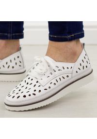 Białe ażurowe skórzane półbuty damskie S.Barski 51-610. Kolor: biały. Materiał: skóra. Szerokość cholewki: normalna. Wzór: ażurowy. Sezon: jesień, wiosna, lato. Styl: klasyczny #1