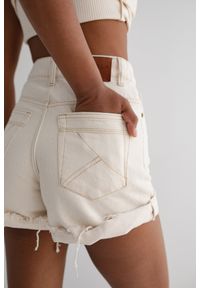 Marsala - Szorty jeansowe z wysokim stanem w kolorze jasnobeżowym - VANITY BEIGE DENIM-XL. Okazja: na co dzień. Stan: podwyższony. Kolor: beżowy. Materiał: jeans, denim. Długość: krótkie. Sezon: lato, wiosna. Styl: sportowy, casual, elegancki