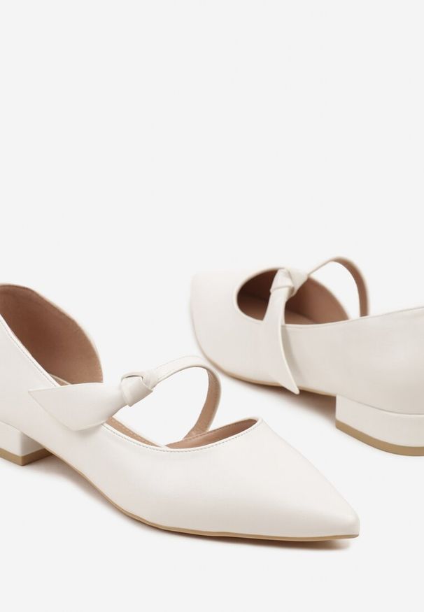 Renee - Białe Czółenka Vices na Płaskiej Podeszwie ze Skórzaną Wkładką z Supełkiem Liliarine. Okazja: na co dzień, do pracy, na spotkanie biznesowe. Kolor: biały. Materiał: skóra. Obcas: na płaskiej podeszwie. Styl: biznesowy, klasyczny, casual, elegancki