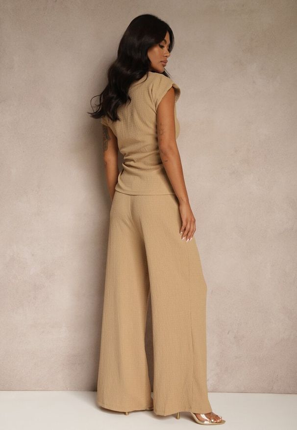 Renee - Beżowy Komplet Spodnie o Szerokim Kroju Bluzka Ozdobiona Wiązaniem Halunea. Kolor: beżowy. Wzór: aplikacja