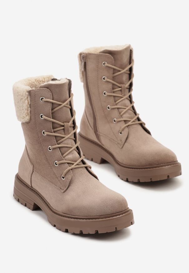 Renee - Beżowe Botki Typu Workery na Płaskiej Podeszwie z Barankowym Futerkiem przy Cholewce Nevathira. Okazja: na co dzień. Nosek buta: okrągły. Kolor: beżowy. Materiał: futro. Szerokość cholewki: normalna. Wzór: aplikacja. Obcas: na płaskiej podeszwie. Styl: elegancki, casual, klasyczny