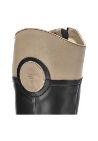 Czarne Kozaki Karino Damskie Wygodne Obuwie. Okazja: na co dzień. Kolor: czarny. Materiał: skóra. Szerokość cholewki: normalna. Wzór: gładki. Obcas: na obcasie. Styl: klasyczny, casual, elegancki. Wysokość obcasa: niski #7