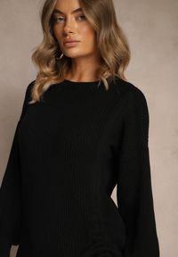 Renee - Czarny Sweter z Wiskozą o Prostym Kroju z Bocznym Ściągaczem Tivadella. Okazja: na co dzień. Kolor: czarny. Materiał: wiskoza. Sezon: jesień. Styl: elegancki, casual
