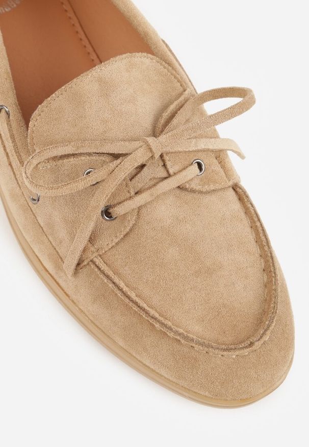 Born2be - Ciemnobeżowe Mokasyny Ozdobione Wiązaniem Fyrelerris. Okazja: na co dzień. Kolor: beżowy. Materiał: jeans. Wzór: aplikacja. Styl: casual, klasyczny