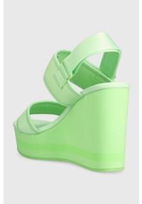 Calvin Klein Jeans sandały WEDGE SANDAL BADGE damskie kolor zielony na koturnie YW0YW01028. Zapięcie: rzepy. Kolor: zielony. Materiał: materiał, guma. Wzór: gładki. Obcas: na koturnie #2
