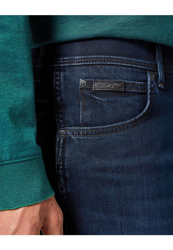 Lee - WRANGLER MĘSKIE SPODNIE JEANSOWE TEXAS SLIM MIDNIGHT RODEO 112358219 W12S017433. Okazja: na co dzień. Sezon: wiosna, lato, jesień, zima. Styl: casual, klasyczny