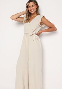 Born2be - Beżowy Taliowany Kombinezon Koktajlowy z Paskiem w Talii i Falbanami przy Ramionach Vimarine. Okazja: na imprezę. Kolor: beżowy. Materiał: jeans. Styl: wizytowy #7