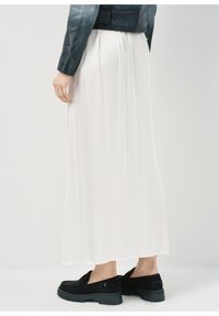 Ochnik - Długa prosta kremowa spódnica. Kolor: biały. Materiał: wiskoza. Długość: długie #2