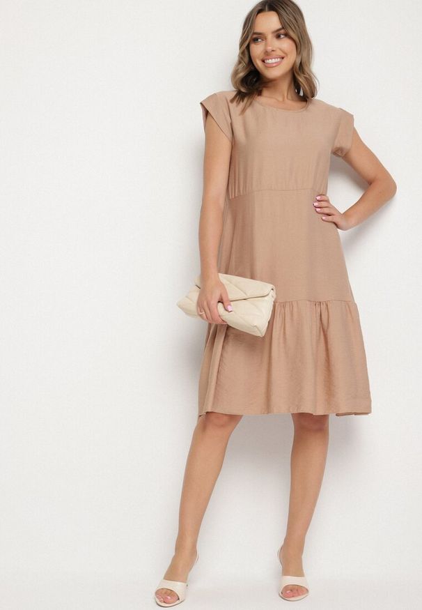 Born2be - Jasnobrązowa Wiskozowa Sukienka o Rozkloszowanym Kroju Lizena. Okazja: na imprezę, na co dzień. Kolor: brązowy. Materiał: wiskoza. Sezon: wiosna, lato. Styl: casual, klasyczny