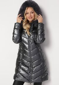 Born2be - Ciemnoszara Metaliczna Kurtka Pikowana z Kapturem Eclaris. Okazja: na co dzień. Typ kołnierza: kaptur. Kolor: szary. Materiał: futro, jeans. Długość rękawa: długi rękaw. Długość: długie. Wzór: aplikacja. Styl: casual, elegancki #2