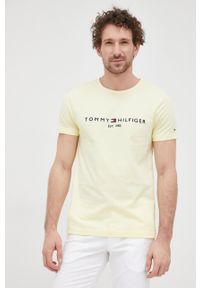 TOMMY HILFIGER - Tommy Hilfiger T-shirt bawełniany z aplikacją. Okazja: na co dzień. Kolor: żółty. Materiał: bawełna. Wzór: aplikacja. Styl: casual