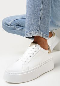 Born2be - Biało-Złote Sneakersy na Platformie Rilame. Nosek buta: okrągły. Zapięcie: sznurówki. Kolor: biały. Materiał: materiał. Obcas: na platformie. Wysokość obcasa: niski #4