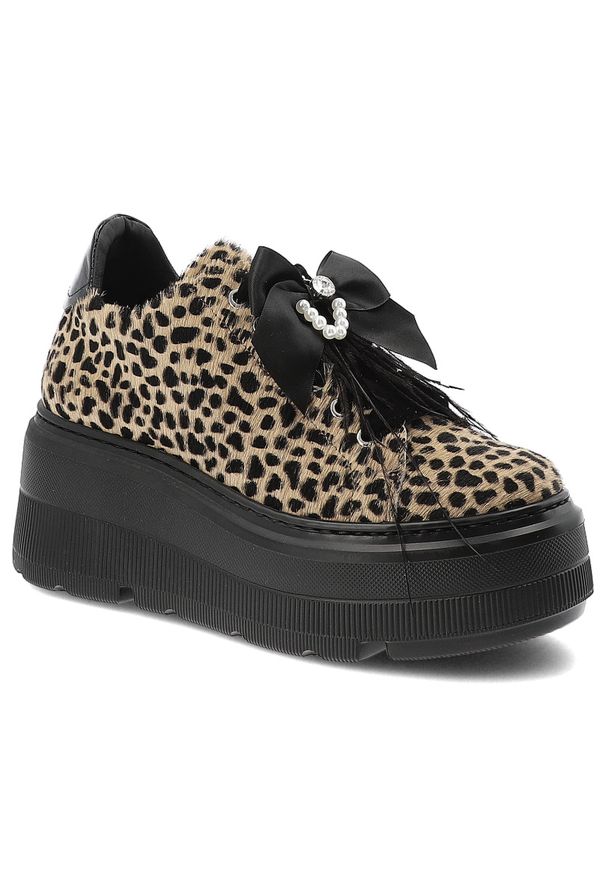 Beżowe Sneakersy Karino Stylowe Obuwie Damskie Panterka. Okazja: na co dzień. Kolor: czarny. Materiał: satyna. Wzór: motyw zwierzęcy. Obcas: na platformie. Styl: elegancki