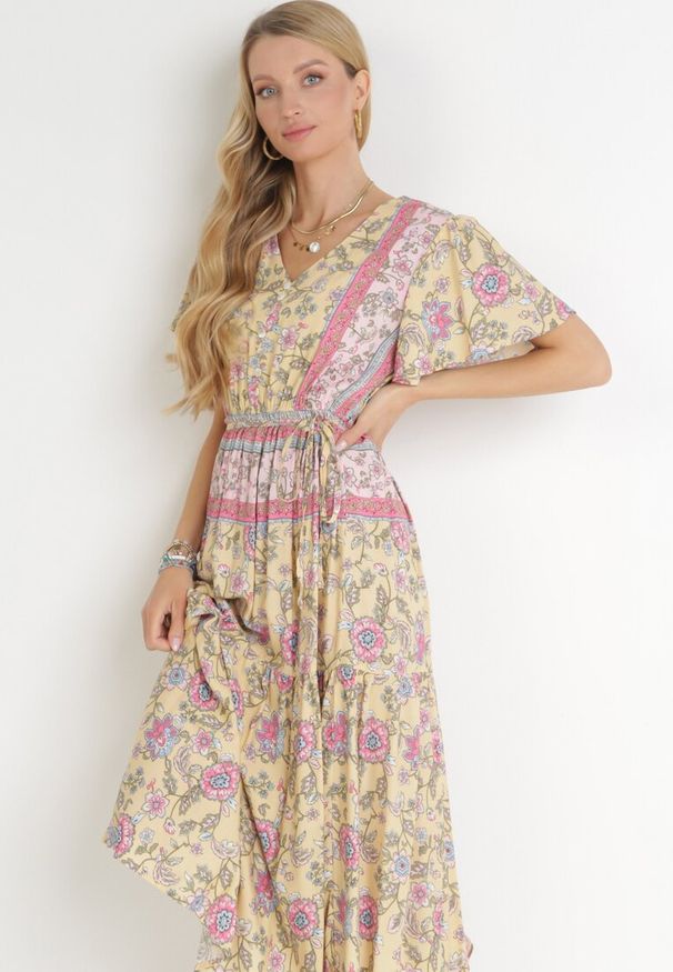 Born2be - Żółta Rozkloszowana Sukienka Midi z Gumką w Talii i Materiałowym Paskiem Shagumi. Kolor: żółty. Materiał: materiał. Sezon: wiosna, lato. Długość: midi