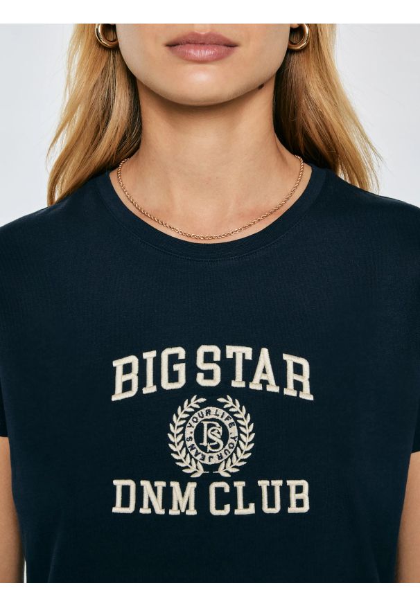 Big-Star - Koszulka damska z haftem granatowa Bensa 403. Okazja: na co dzień. Kolor: niebieski. Materiał: dzianina, jeans, bawełna. Wzór: haft. Styl: casual, klasyczny, sportowy