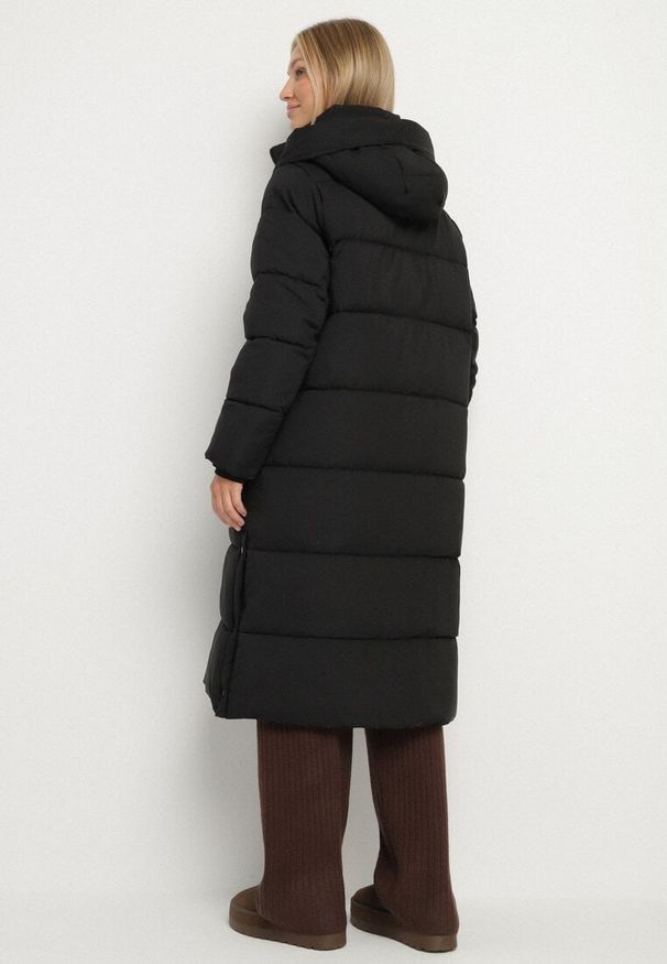 Born2be - Czarna Długa Pikowana Kurtka z Kapturem Acaltte. Typ kołnierza: kaptur. Kolekcja: plus size. Kolor: czarny. Materiał: jeans. Długość: długie. Sezon: zima. Styl: klasyczny