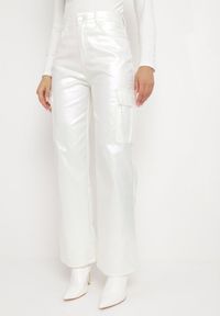 Born2be - Białe Spodnie Bojówki z Metalicznym Połyskiem i Bocznymi Kieszeniami Ommess. Kolor: biały #1