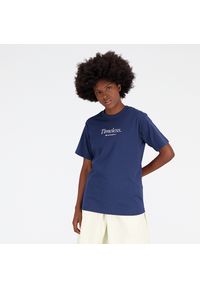Koszulka damska New Balance WT31551NNY – granatowa. Kolor: niebieski. Materiał: bawełna, materiał. Długość rękawa: krótki rękaw. Długość: krótkie. Wzór: napisy