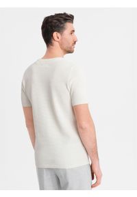 Ombre Clothing - Dzianinowa koszulka męska z delikatną drobną strukturą - biała V1 - Rozmiar: L. Okazja: na co dzień. Kolor: biały. Materiał: dzianina. Długość rękawa: krótki rękaw. Długość: krótkie. Wzór: ze splotem. Styl: wizytowy, casual, elegancki #3
