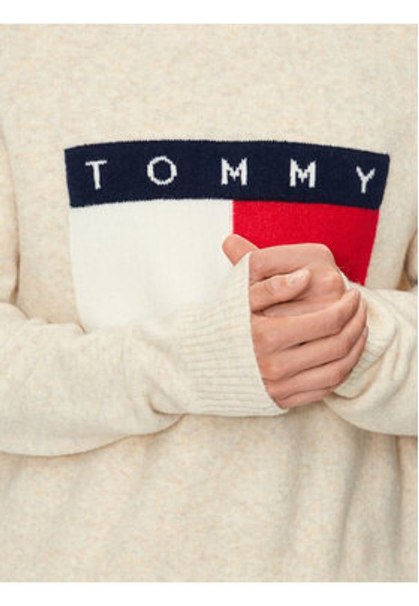Tommy Jeans Sweter Flag DM0DM19442 Beżowy Regular Fit. Kolor: beżowy. Materiał: syntetyk