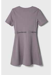 Calvin Klein Jeans sukienka kolor fioletowy midi rozkloszowana. Kolor: fioletowy. Materiał: materiał, wiskoza. Długość rękawa: krótki rękaw. Typ sukienki: rozkloszowane. Styl: klasyczny. Długość: midi #2