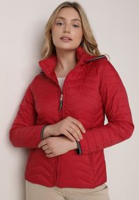 Born2be - Czerwona Pikowana Kurtka Przejściowa z Ozdobną Lamówką przy Kapturze Tidorna. Okazja: na spacer, na co dzień. Kolor: czerwony. Materiał: poliester, jeans. Styl: casual, elegancki #1