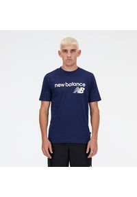 Koszulka męska New Balance MT41905NNY – granatowa. Kolor: niebieski. Materiał: dresówka, bawełna. Długość rękawa: krótki rękaw. Długość: krótkie. Wzór: napisy