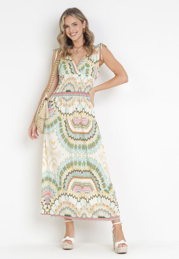 Born2be - Zielona Wiskozowa Sukienka Tie Dye Maxi z Marszczoną Gumką w Pasie Lucira. Typ kołnierza: dekolt kopertowy. Kolor: zielony. Materiał: wiskoza. Długość rękawa: bez rękawów. Typ sukienki: kopertowe. Długość: maxi