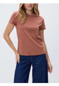 Reserved - T-shirt z drobnym haftem - warm olive. Materiał: bawełna, dzianina. Wzór: haft