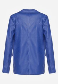 Renee - Granatowa Pudełkowa Marynarka z Ekoskóry Niezapinana z Poduszkami w Ramionach Suniya. Okazja: na co dzień, na spotkanie biznesowe. Kolor: niebieski. Materiał: wiskoza. Styl: casual, biznesowy #6