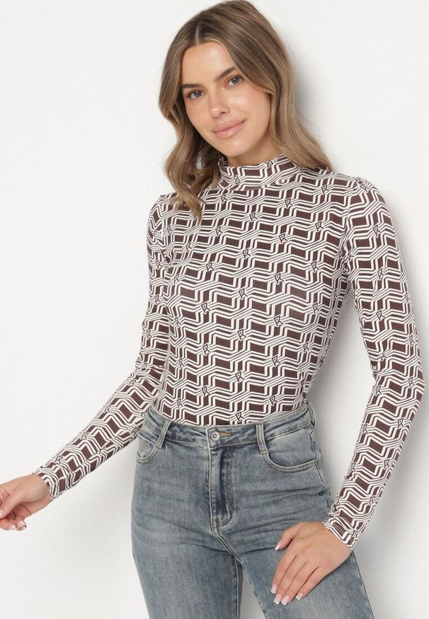 Born2be - Biało-Brązowa Bawełniana Bluzka z Golfem i Długim Rękawem w Geometryczny Wzór Vilitila. Okazja: na co dzień. Typ kołnierza: golf. Kolor: biały. Materiał: bawełna. Długość rękawa: długi rękaw. Długość: długie. Wzór: geometria. Styl: casual, elegancki