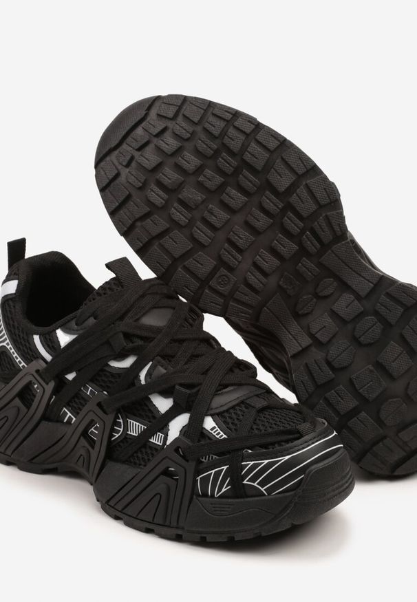 Renee - Czarne Sneakersy Ozdobione Geometrycznym Motywem Pollines. Okazja: na co dzień. Zapięcie: sznurówki. Kolor: czarny. Materiał: jeans. Wzór: aplikacja, geometria