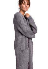 Polskie swetry - Długi sweter z kieszeniami ciepły kardigan o prostym fasonie szary. Okazja: do pracy, na spacer, na co dzień. Kolor: szary. Materiał: dzianina, akryl. Długość rękawa: długi rękaw. Długość: długie. Wzór: ze splotem. Styl: casual #1