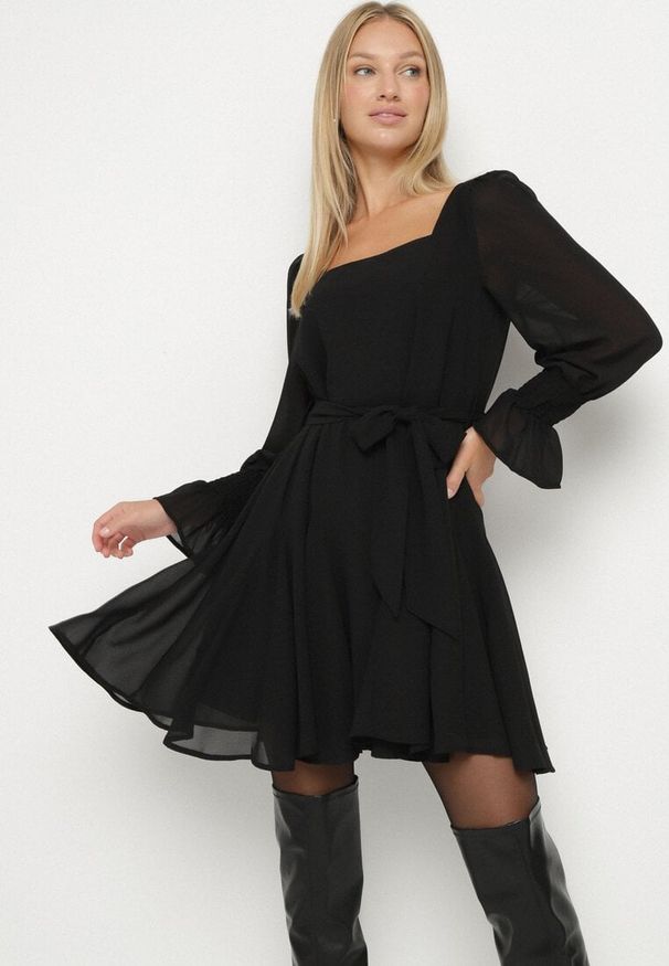 Born2be - Czarna Sukienka Vices z Siateczkowymi Rękawami i Wiązanym Paskiem Resnala. Okazja: na co dzień. Typ kołnierza: dekolt kwadratowy. Kolor: czarny. Materiał: materiał. Typ sukienki: rozkloszowane. Styl: casual, elegancki