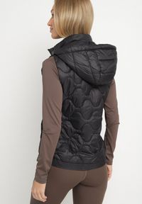 Born2be - Czarna Kamizelka z Odpinanym Kapturem Ozdobiona Pikowaniem Cirisse. Okazja: na co dzień, na spacer. Kolor: czarny. Materiał: jeans. Wzór: aplikacja. Styl: klasyczny, casual, elegancki #4