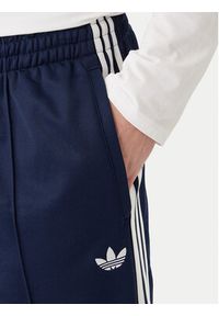 Adidas - adidas Spodnie dresowe adicolor KE3496 Granatowy Loose Fit. Kolor: niebieski. Materiał: bawełna #3