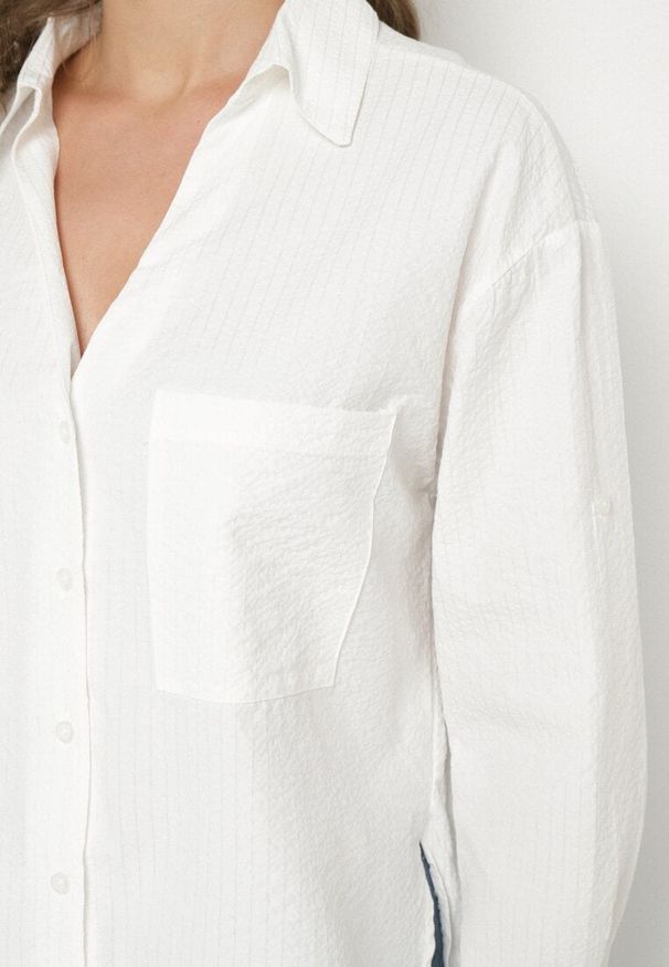 Born2be - Biała Koszula Bawełniana w Delikatne Prążki Lissse. Okazja: na co dzień, na spotkanie biznesowe. Typ kołnierza: kołnierzyk klasyczny. Kolor: biały. Materiał: bawełna. Długość rękawa: długi rękaw. Długość: długie. Wzór: prążki. Styl: biznesowy, casual, klasyczny