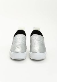 Born2be - Srebrne Sneakersy Landwina. Nosek buta: okrągły. Zapięcie: bez zapięcia. Kolor: srebrny. Materiał: materiał. Wzór: napisy, aplikacja. Obcas: na koturnie #3