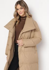 Born2be - Ciemnobeżowa Kurtka Płaszcz Zapinana na Napy Ukryte pod Plisą z Kieszeniami i Paskiem Ritallas. Typ kołnierza: kołnierzyk stójkowy. Kolor: beżowy. Materiał: materiał. Długość: długie. Sezon: zima #4