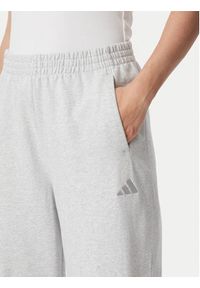 Adidas - adidas Spodnie dresowe Kit Small Logo Regular Cuffed KU7941 Szary Regular Fit. Kolor: szary. Materiał: bawełna #5