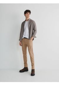 Reserved - Spodnie chino slim fit - beżowy. Kolor: beżowy. Materiał: bawełna