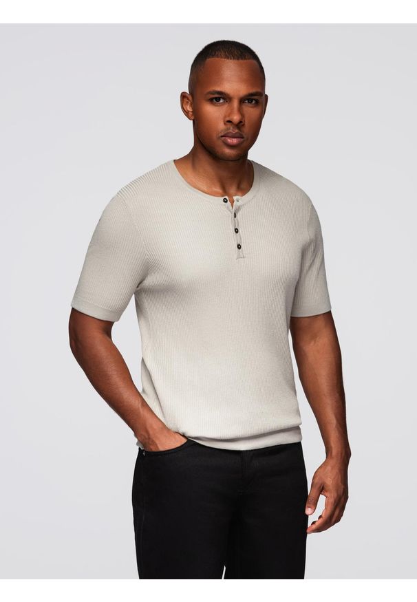 Ombre Clothing - Męski t-shirt dzianinowy z guzikami przy dekolcie – jasnoszary V3 - Rozmiar: M. Okazja: na co dzień. Kolor: szary. Materiał: dzianina. Wzór: paski. Styl: casual, elegancki