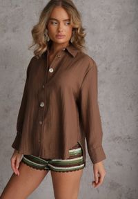 Renee - Brązowa Oversizowa Koszula z Wiskozą i Lnem z Guzikami o Różnej Wielkości Drenrya. Okazja: na co dzień. Kolor: brązowy. Materiał: wiskoza, len. Styl: casual #5