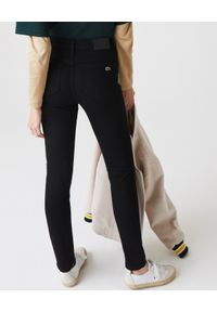 Lacoste - LACOSTE - Czarne spodnie skinny z haftem krokodyla. Stan: podwyższony. Kolor: czarny. Wzór: haft #2