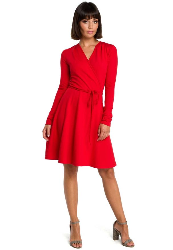 MOE - Czerwona Casualowa Rozkloszowana Sukienka z Dekoltem V na Zakładkę. Okazja: na co dzień. Kolor: czerwony. Materiał: bawełna, elastan. Styl: casual