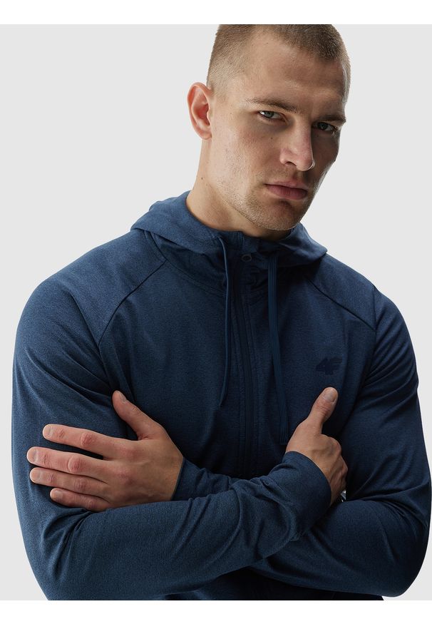 4f - 4F Bluza treningowa regular szybkoschnąca męska - granatowa XL. Typ kołnierza: kołnierzyk stójkowy, kaptur. Kolor: niebieski. Materiał: syntetyk, włókno, dzianina, jersey, materiał, elastan. Długość rękawa: raglanowy rękaw. Wzór: jednolity, gładki, ze splotem. Styl: sportowy. Sport: fitness