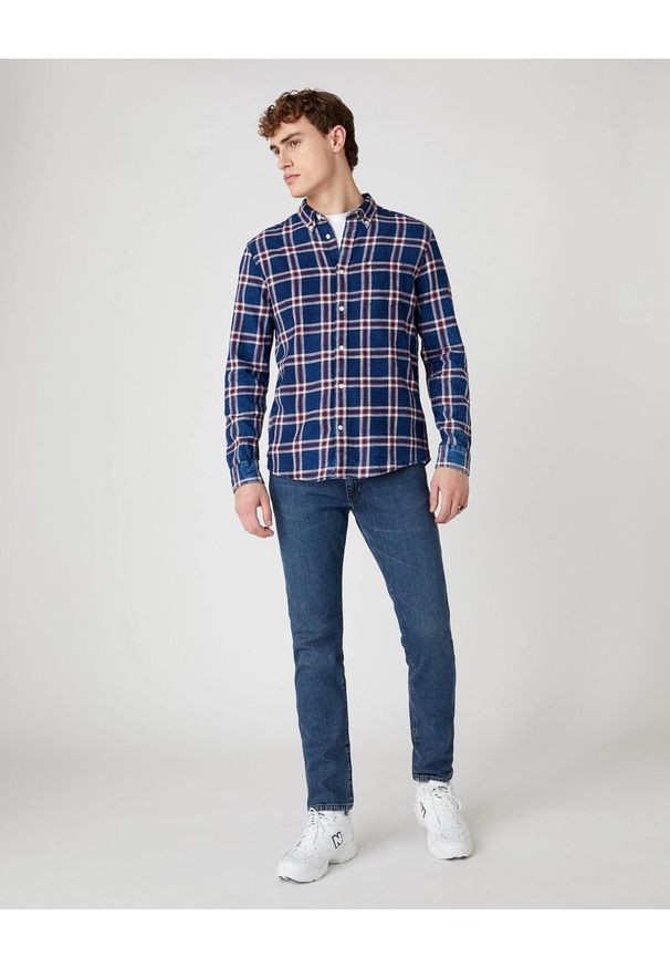 Wrangler - MĘSKA KOSZULA WRANGLER LS 1PKT BUTTON DOWN MARS RED W5A33TX3A 112130011. Typ kołnierza: button down