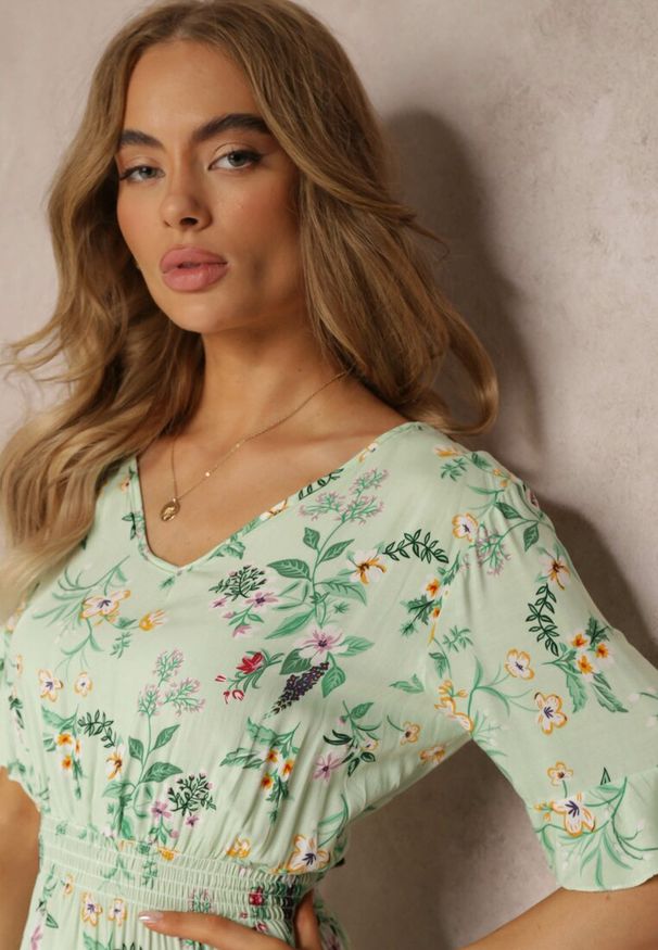 Renee - Jasnozielona Sukienka w Kwiatowy Wzór z Wiskozy z Gumką w Talii Dahlie. Kolor: zielony. Materiał: wiskoza. Wzór: kwiaty